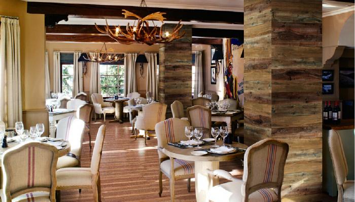 Restaurant-rustic-wooden-pillars